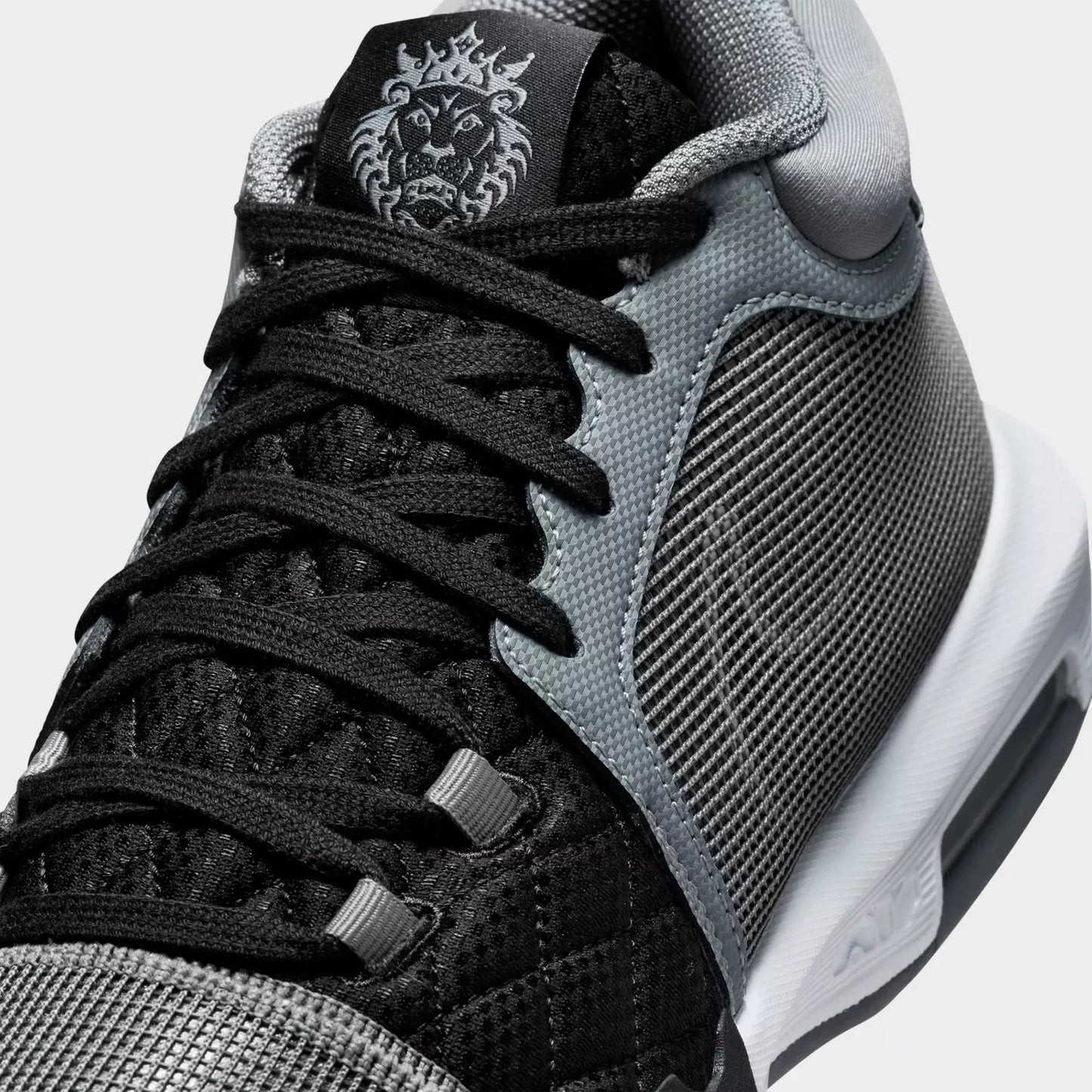 Men's LeBron Witness 8 Basketball Shoes